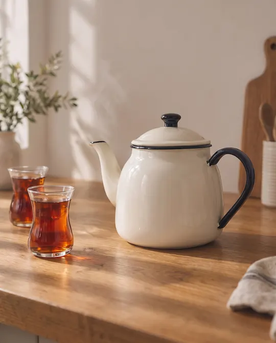 Çıktı: aynı çaydanlık ve çay bardakları net, ahşap damarı ve ışık hüzmeleri belirgin