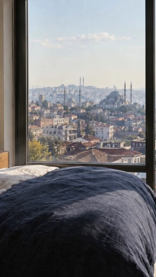 Çıktı: kamera pencereye doğru yavaşça yaklaşıyor, yatak ve şehir manzarası aynı kalıyor; 5 saniyelik sessiz video